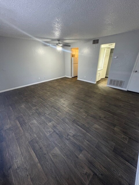 Foto del edificio - 5220 Weber Rd