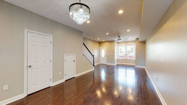 Building Photo - Beautiful Town Home Steps from H Street! P...
