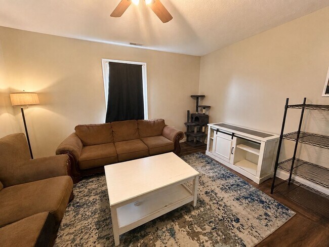 Building Photo - 643 Golfview Dr
