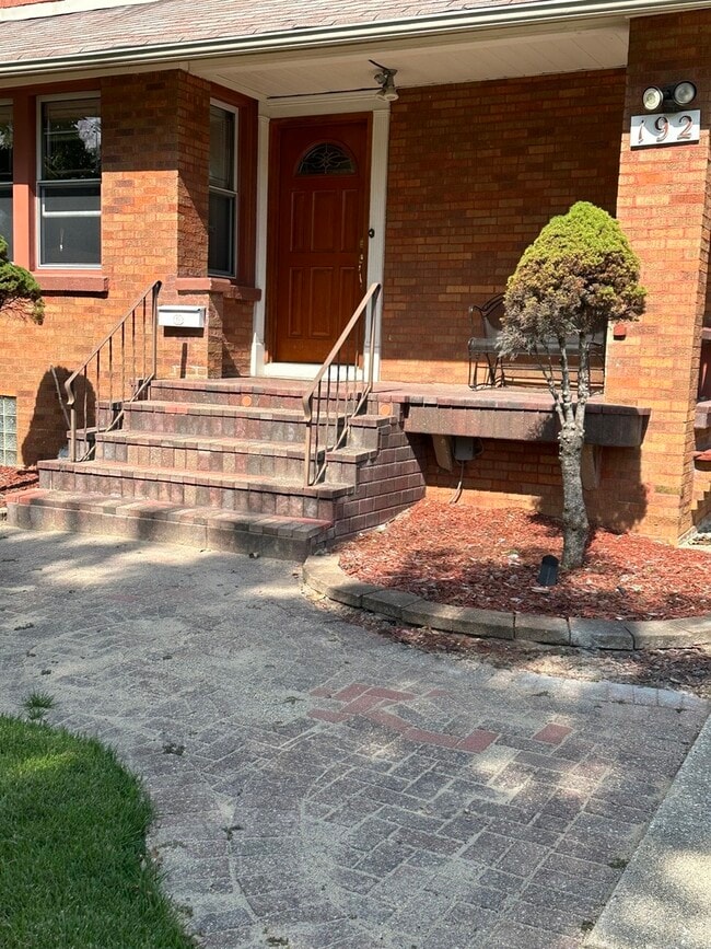 Building Photo - 192 Waubansee Rd