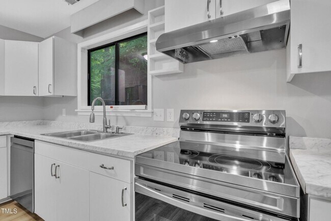 Foto del edificio - Spacious and Renovated 3BR Townhome in Cha...