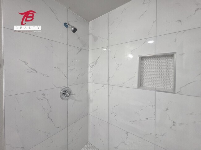 Foto del edificio - Charming and Newly Renovated 4-Bedroom Hom...
