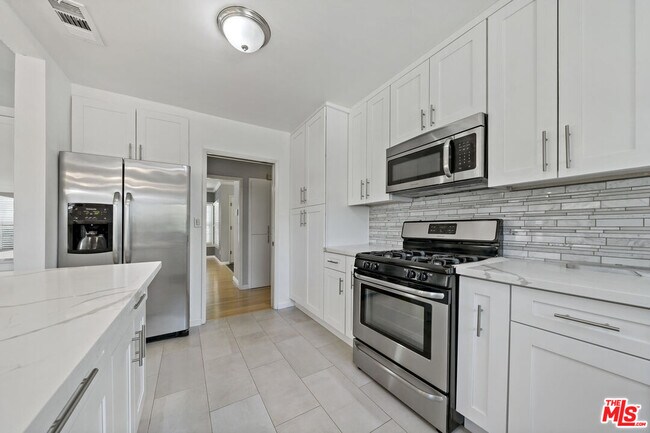 Foto del edificio - 10731 Gothic Ave