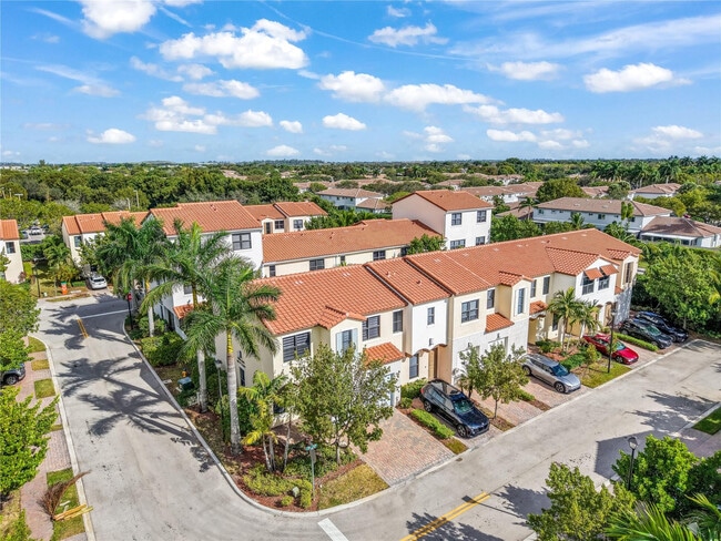 Foto del edificio - 20927 NW 1st Ct