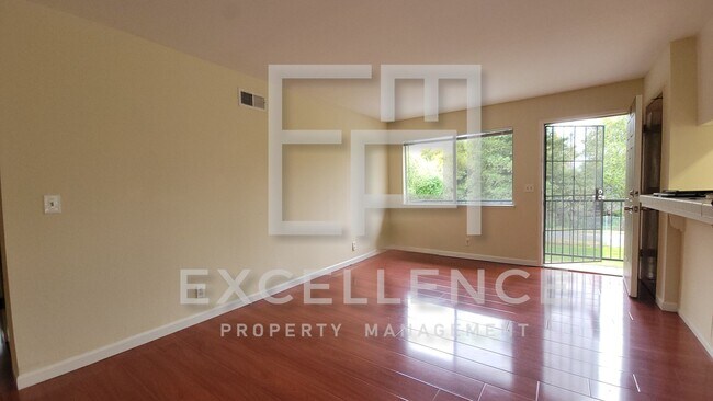 Building Photo - Upper 2/1 in 4plex, Shared Garage, LVT Floors