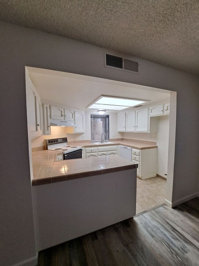 Foto del edificio - Stunning 2 Story Home with 3BR and a Backyard-Available Now!