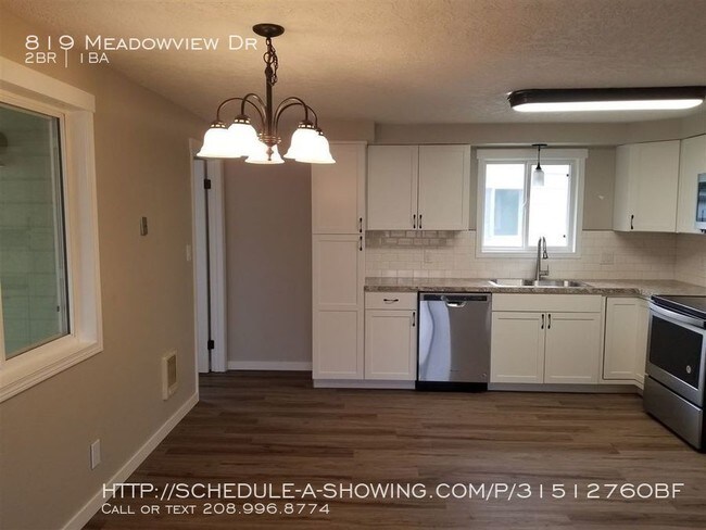 Building Photo - 819 Meadowview Dr
