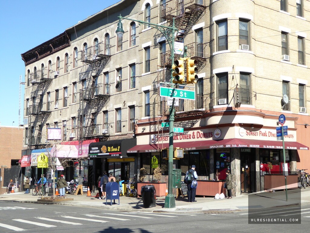 Building Photo - 881 5th Ave