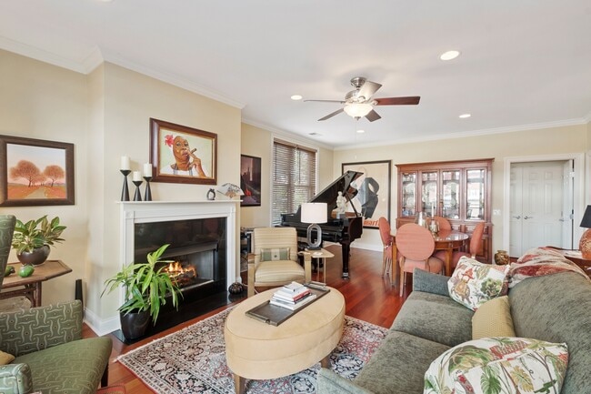 Building Photo - 1056 W Lawrence Ave