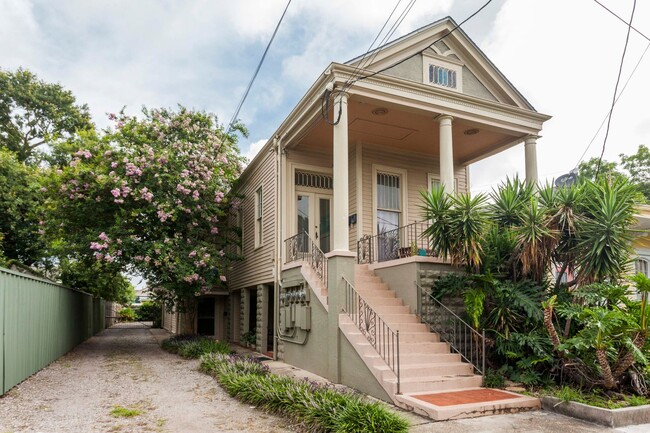 Building Photo - Large 1 bedroom apartment in heart of Uptown