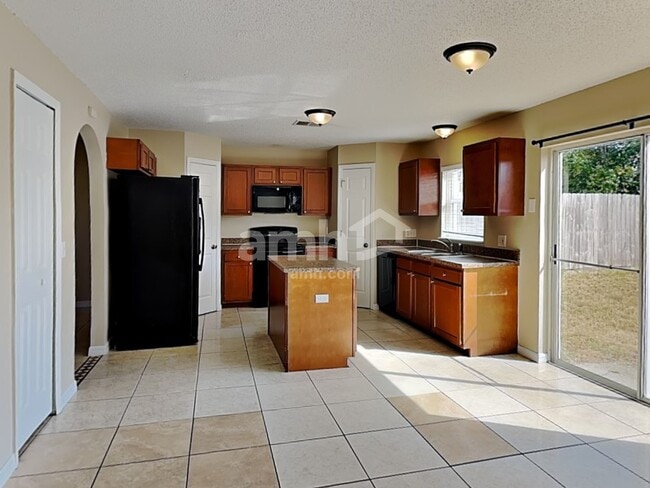 Foto del edificio - 16000 Wilkinson Dr