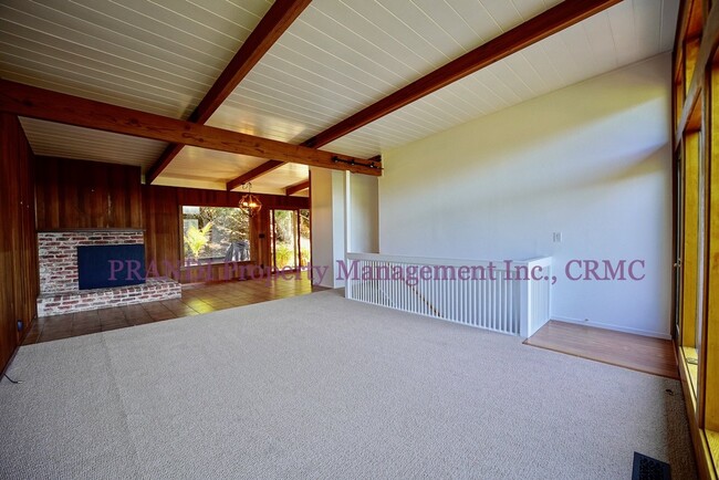 Building Photo - Hillside Home with Gorgeous Views, Close t...