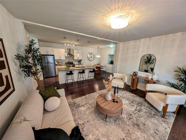 Building Photo - 645 Kingsbury Ave