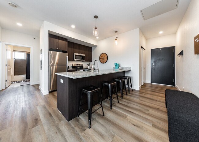 Building Photo - Top Floor 2 bed, 2 Bath Apartment near Gar...