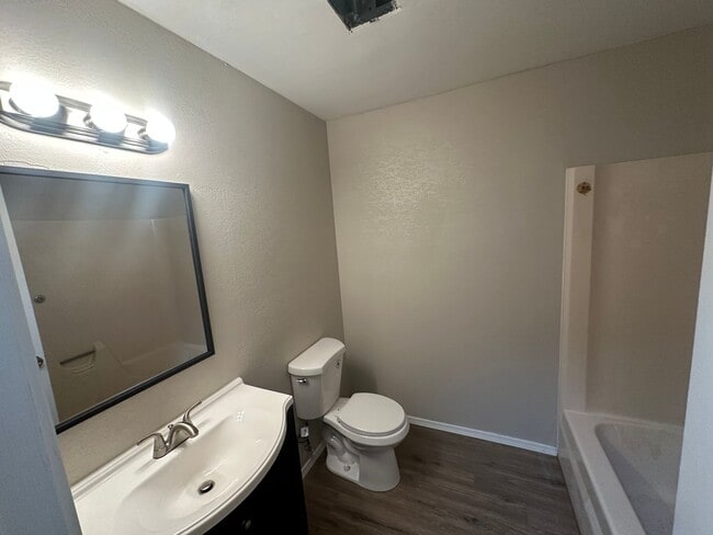 Foto del edificio - 1003 7th Ave NW