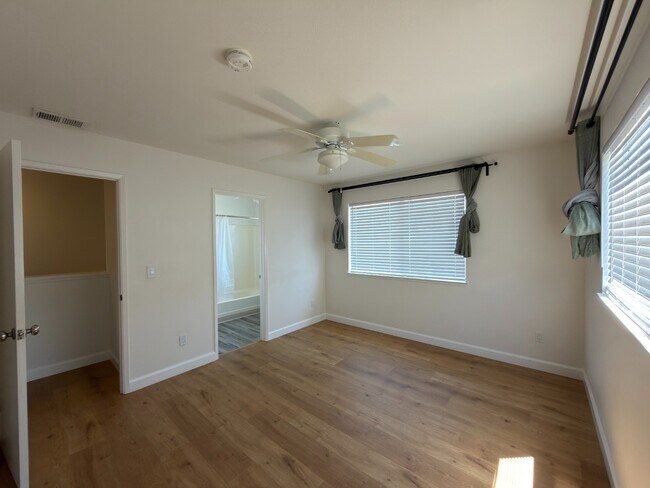 Building Photo - Prime Santa Clara Location | Bright 3BR/2.5BA End-Unit | 2 Primary Suites | Central Heat & AC