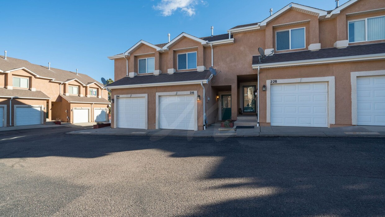 Primary Photo - Cute Townhome in OCC