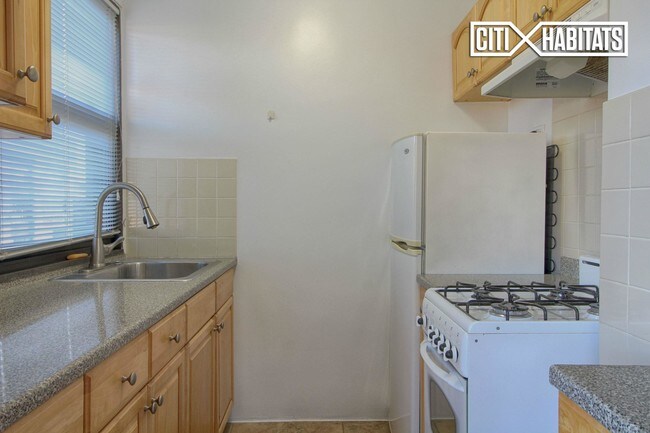 Foto del edificio - 9851 64th Ave