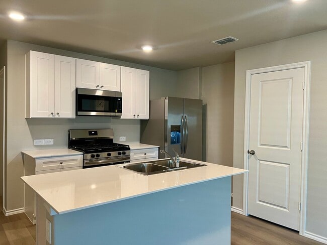 Building Photo - 5529 Rollins Dr