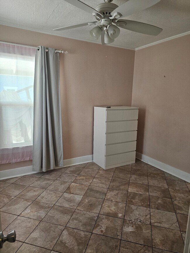 Foto del edificio - 1321 N Durant St