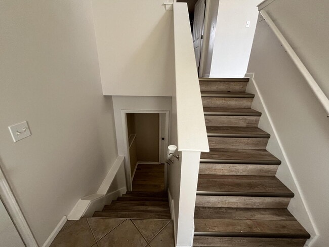 Building Photo - Spacious 4-Bedroom, 3-Bathroom House in Ca...