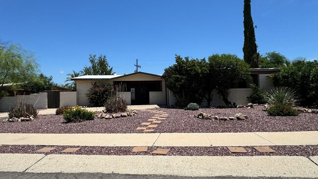 Building Photo - Eastside (Broadway and Sarnoff) 3 bedroom,...