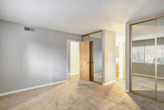 Building Photo - 886 Woodside Ln E