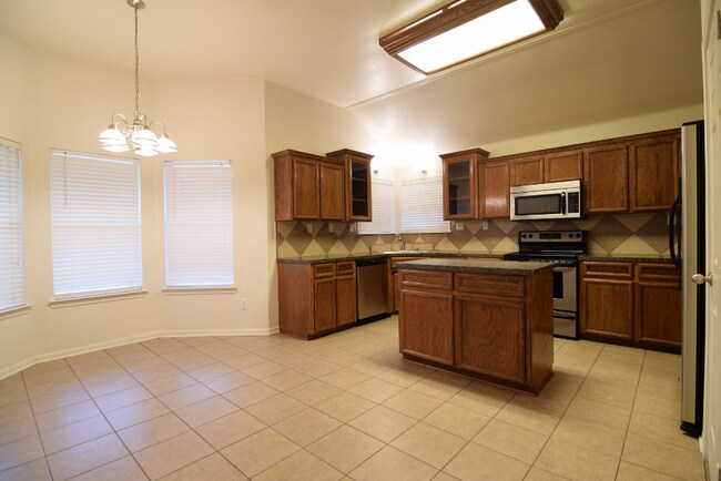 Foto del edificio - 2405 Bachelor Button Blvd