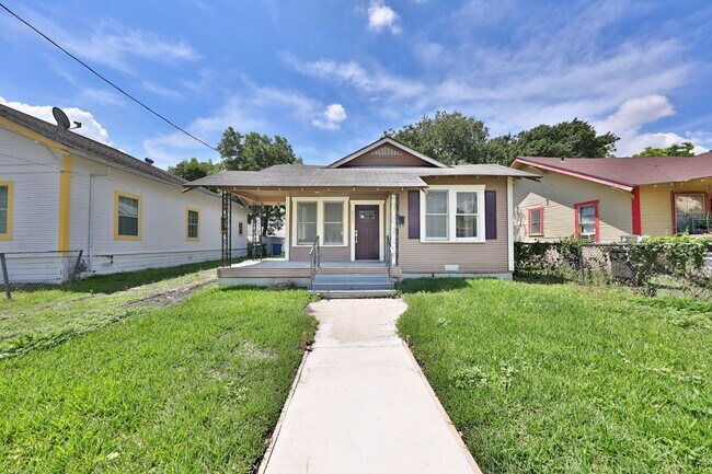 Building Photo - Dignowity Hill 2 bedroom | 1 bath home
