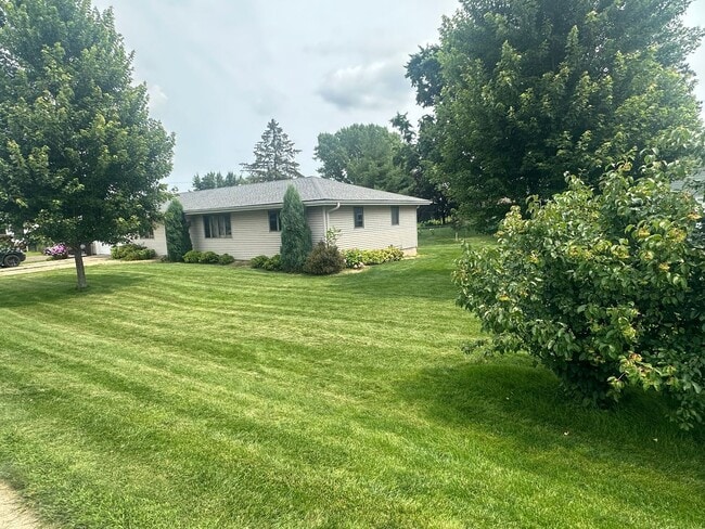 Building Photo - Beautifully Remodeled 4 Bedroom