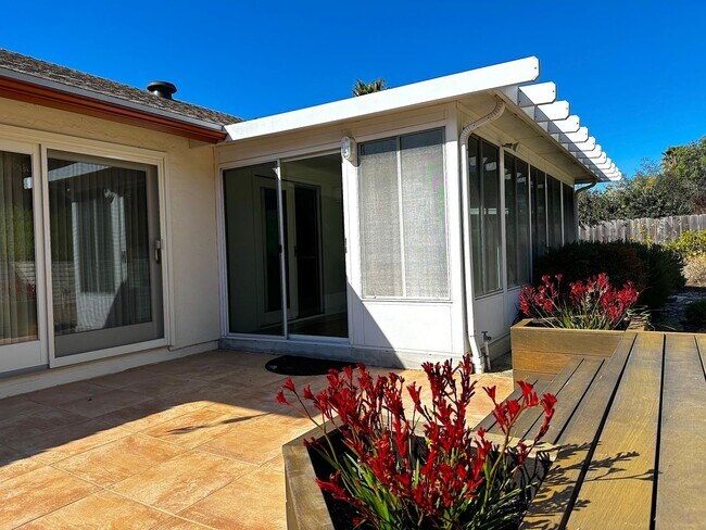 Foto del edificio - 3/2 house in North Clairemont! 2 car garag...