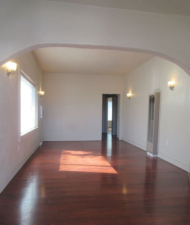 Building Photo - 257 S Shasta St
