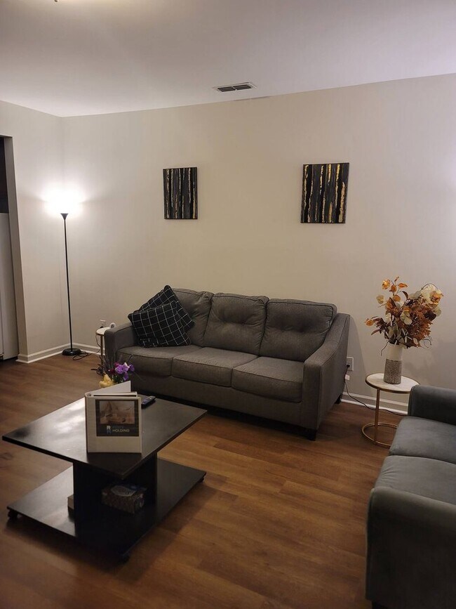Foto del edificio - Room in 3 Bedroom Townhome at Stone Manor Dr
