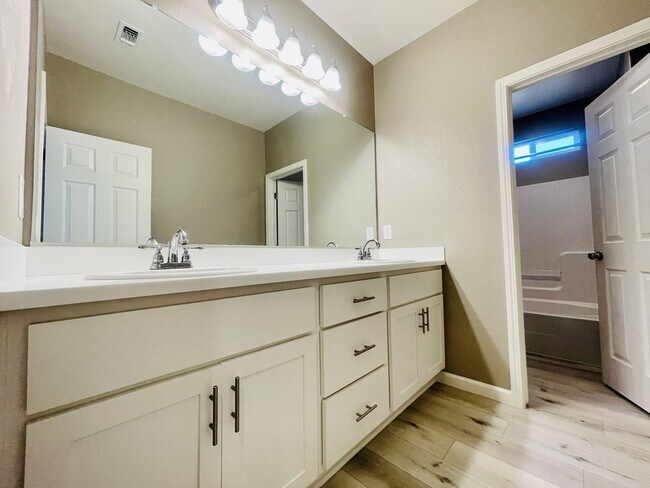 Foto del edificio - UPDATED Beautiful Turn Key 3bed / 2bath in...