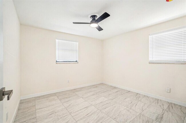 Foto del edificio - 10001 N 21st St