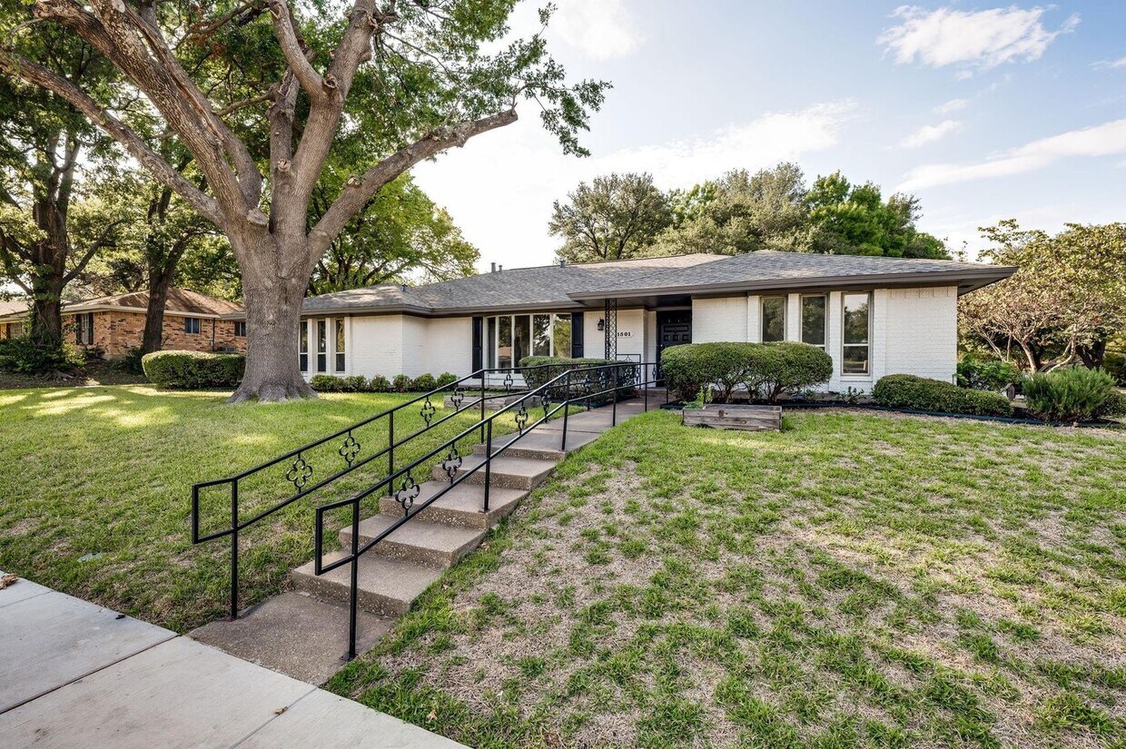Primary Photo - 1501 Westridge Dr