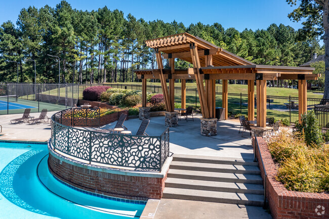 Piscina con terraza - Wesley St. Claire Apartments at Lawrenceville