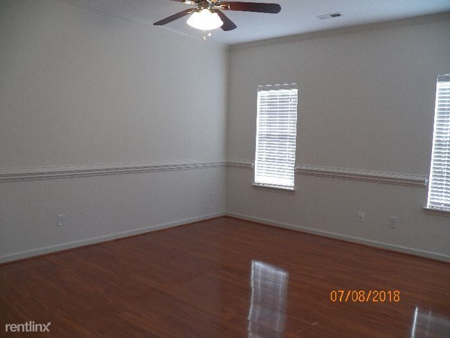 Building Photo - 3 br, 2.5 bath Townhome - 205 Madison Square