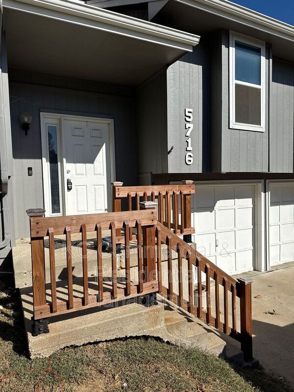 Building Photo - 5716 N London Ave