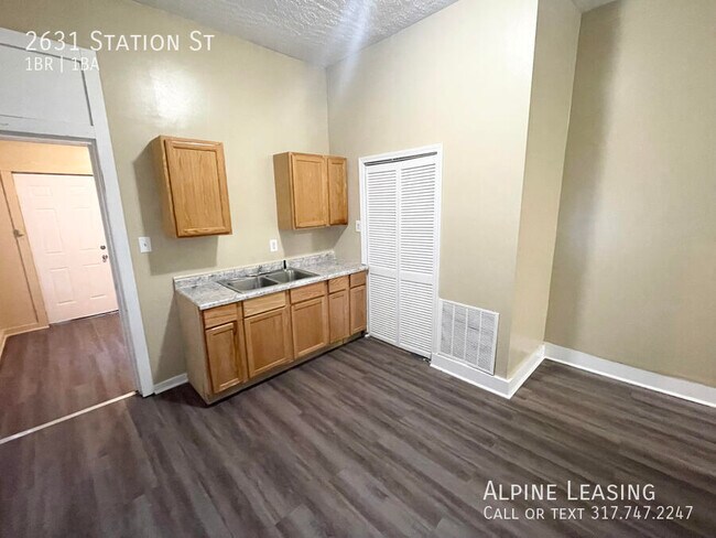 Building Photo - 1 Bedroom only 0.2 miles from both Safeway...