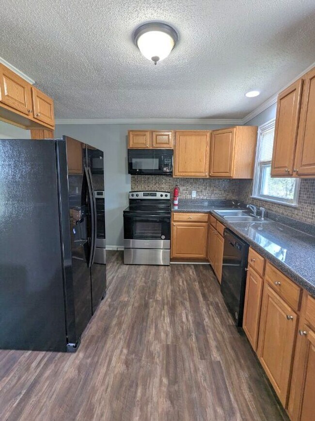 Building Photo - Remodeled, pet-friendly 2br/1ba house with...