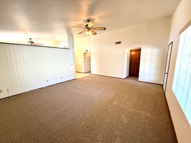 Foto del edificio - Spacious 3BR Cul-de-Sac Home with Bonus Room, New Carpet & Split Floor Plan!