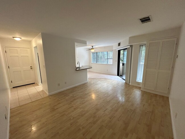 Foto del edificio - Gorgeous move-in-ready, 2 bedroom/2 bathro...