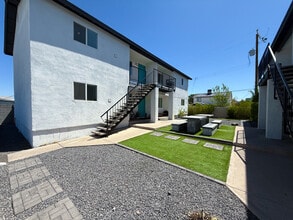 Building Photo - 719 N 12th Ave