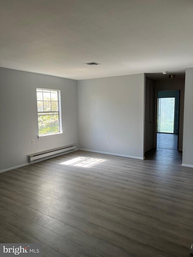Foto del edificio - 129 Huntington Dr