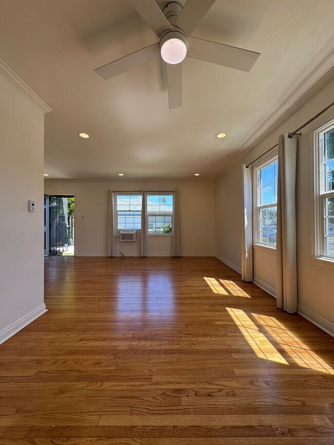 Foto del edificio - Modern 2-Bedroom Apartment in Prime West LA Location