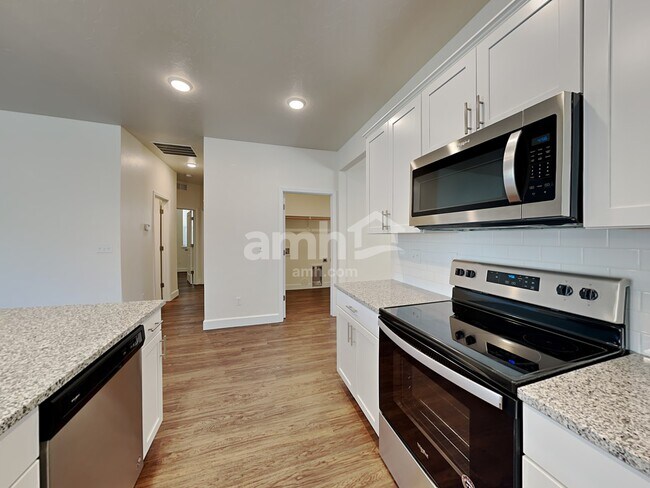 Building Photo - 206 E Sicily Drive