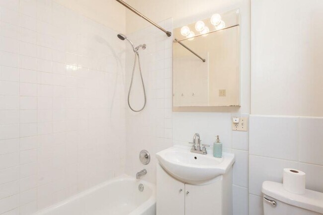 Foto del edificio - 2 bedroom in Chicago IL 60657