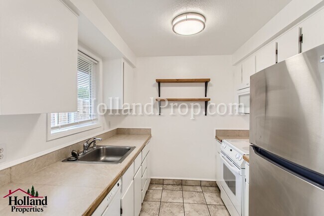 Foto del edificio - Charming Unit 2 Beds 1 Bath waiting for you!!! NEW PRICE $1,595 and REDUCED SECURITY DEPOSIT!!