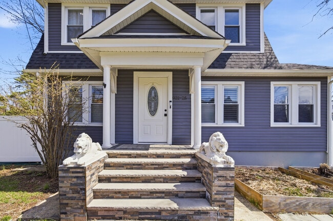 Building Photo - 925 Plainfield Ave